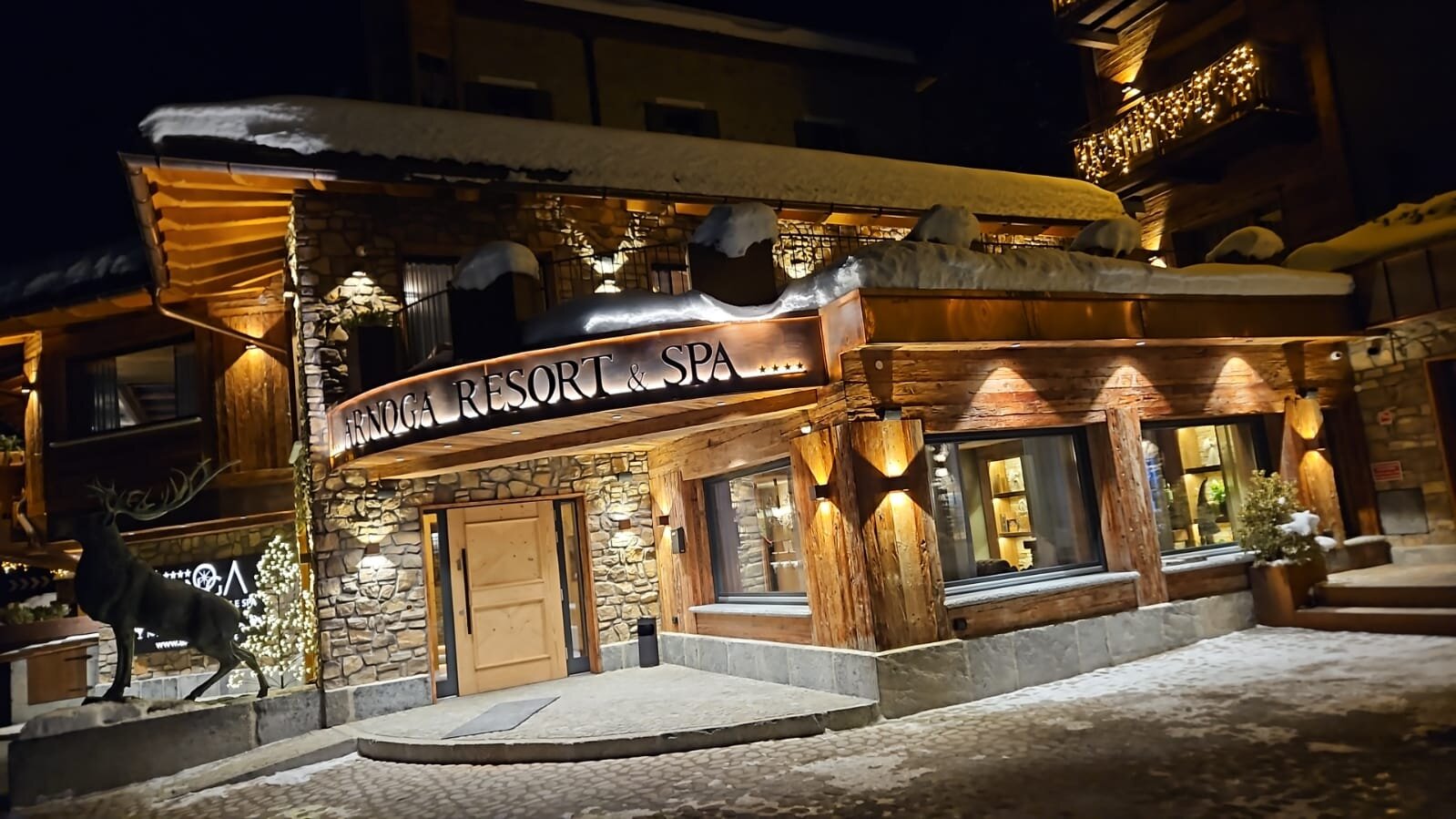Esterno del resort di notte