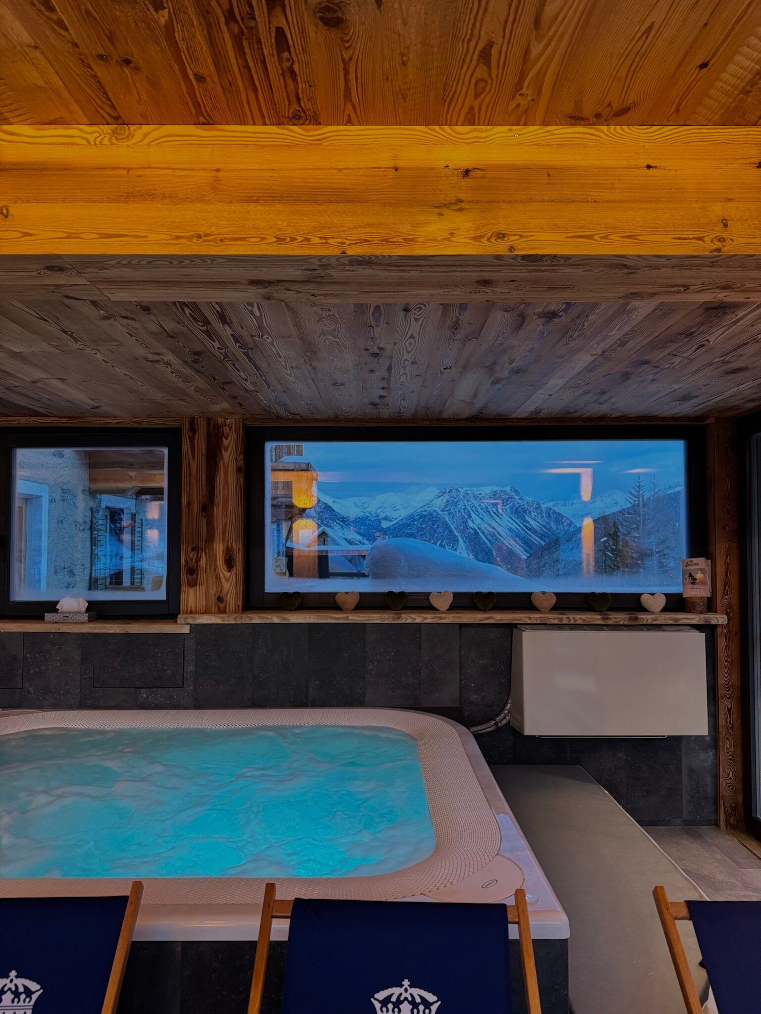 Vista sulla spa e sulla montagna innevata