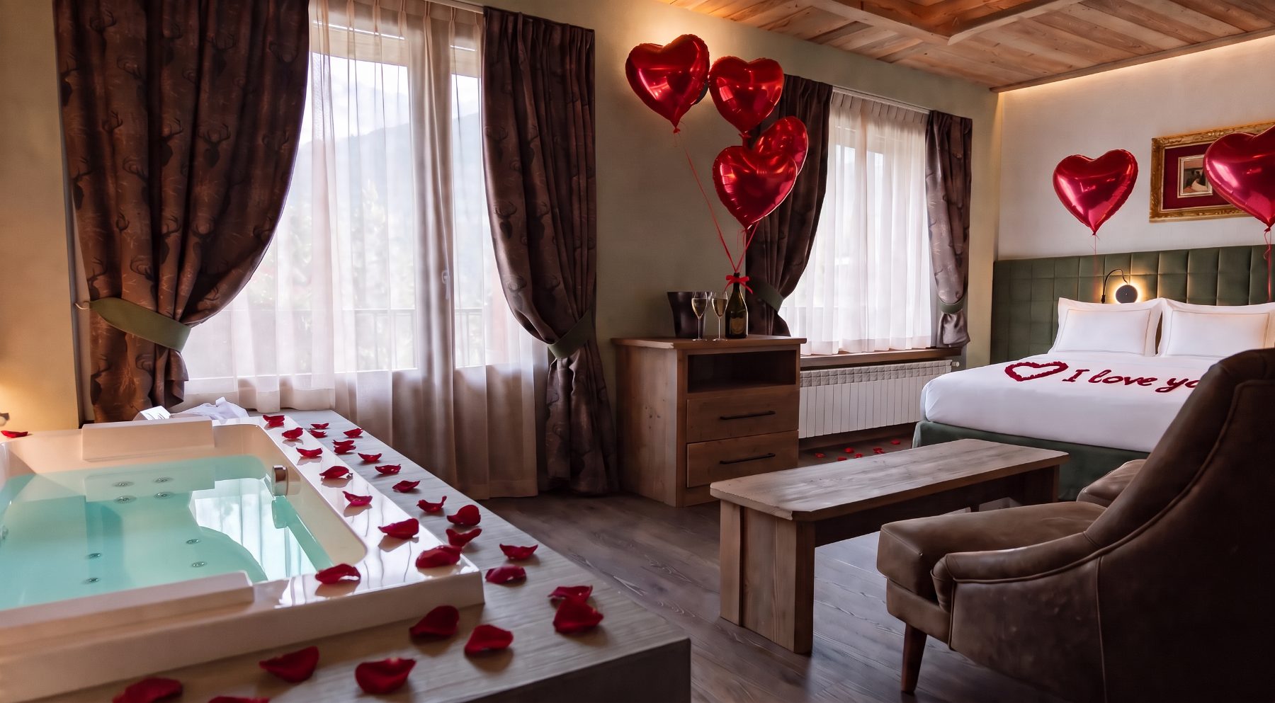 Suite Jacuzzi con allestimento romantico e champagne affacciata sulle montagne