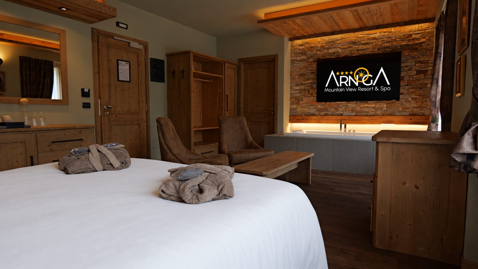 Dal letto alla vasca — Suite Jacuzzi